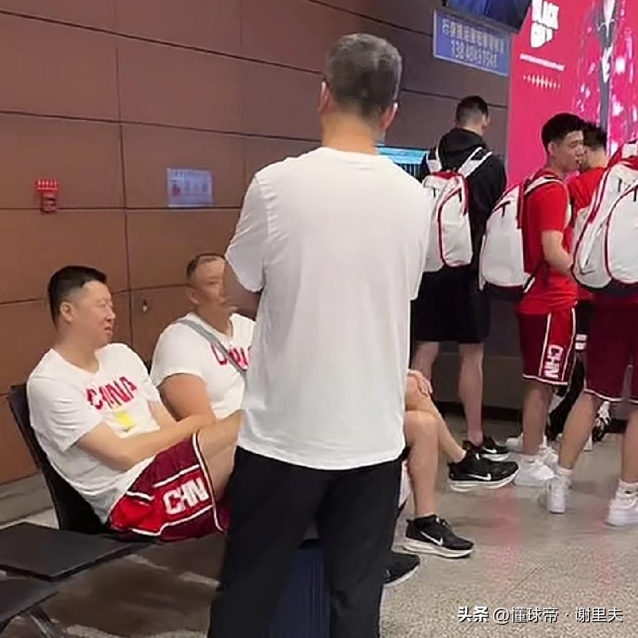 中国男篮抵达沈阳，郭士强王治郅带队，赵继伟高诗岩重回家乡辽宁，将在家乡迎战日本男