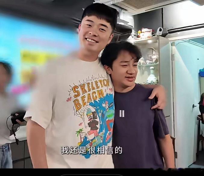 陈赫晒与王祖蓝重聚      陈赫和王祖蓝老搭档久违在香港聚餐同框，两人曾一起常