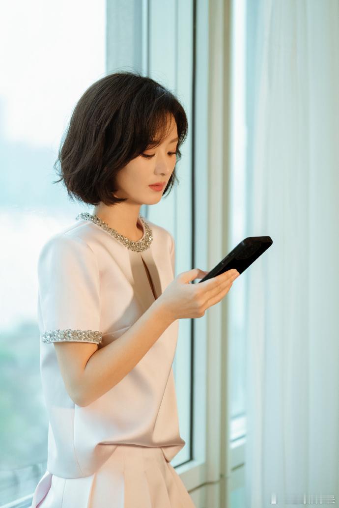#赵丽颖缎面钻领上衣##赵丽颖缎面套装look#赵丽颖的这套缎面造型，展现出了她