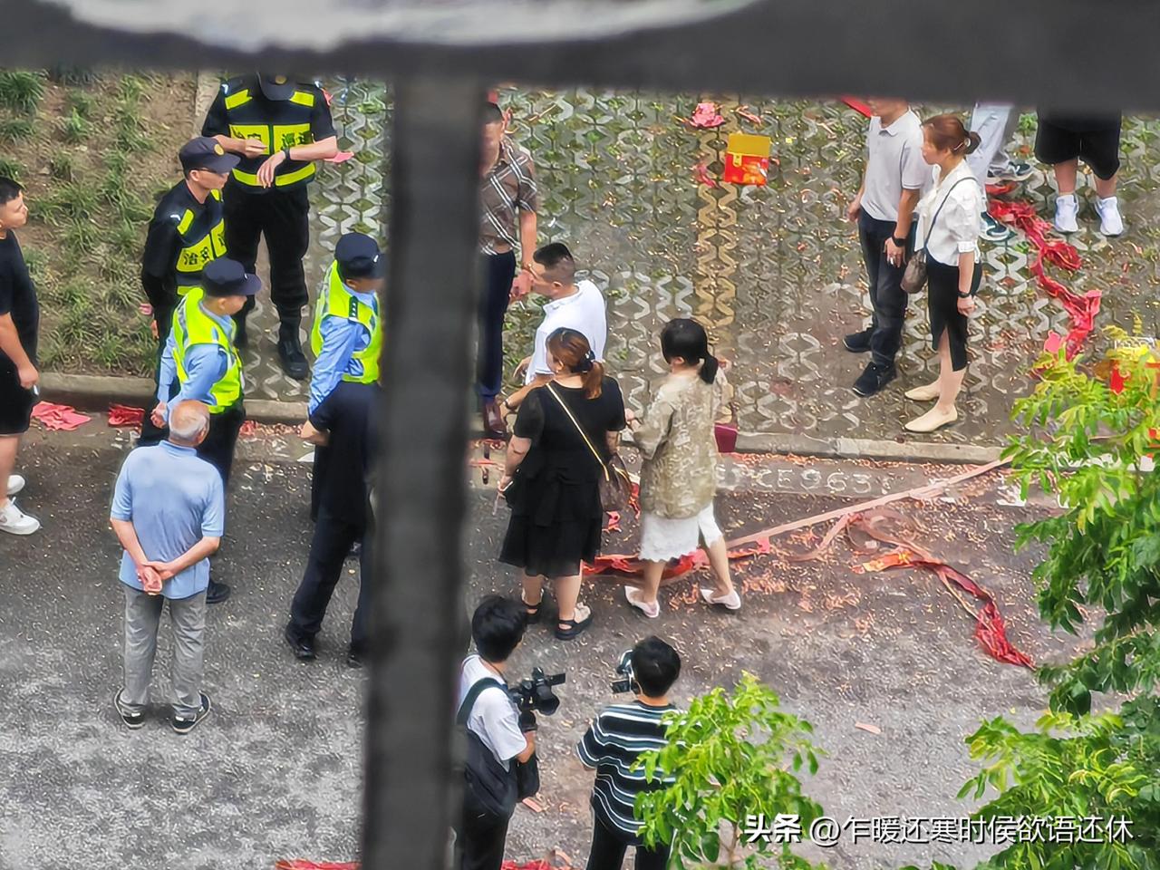 结婚放鞭炮、烟花，把警察都招来了。上海除了郊区绝大部分地区都是禁放区和限放区，五