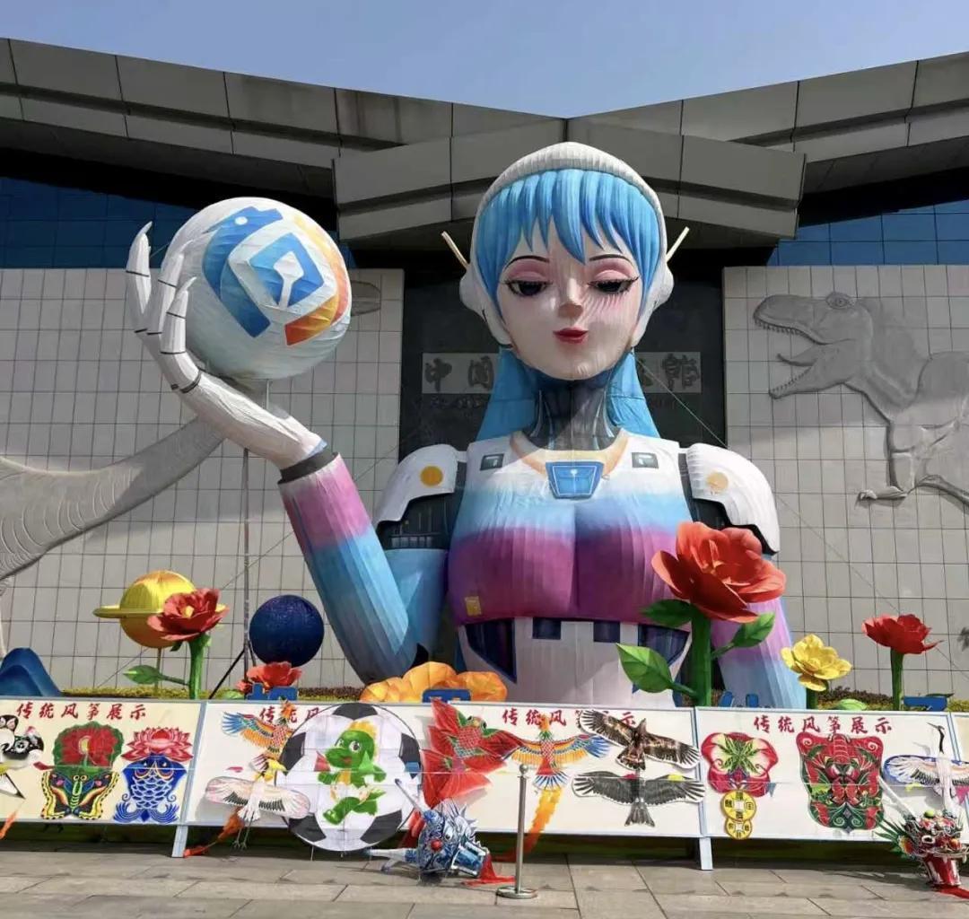 你绝对想不到，这个周末西峡广场上空出现了什么！
不是无人机表演，不是热气球，而是