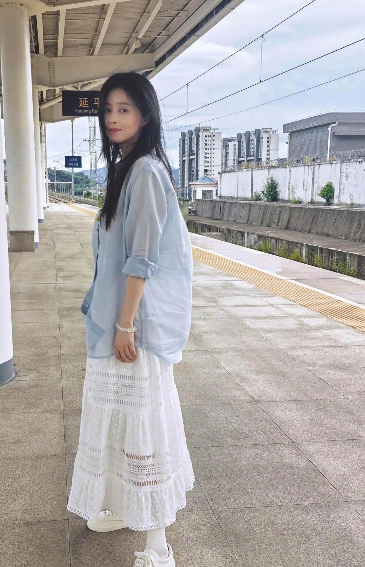 被蒋欣美到！✨ 蓝衬衫+白蕾丝裙，温柔又仙气。
不刻意装嫩，这份松弛感太迷人了。