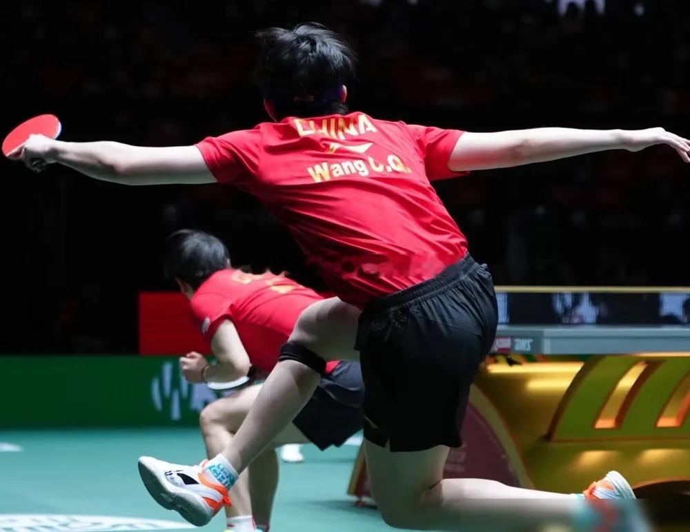 原来孙颖莎的小个，才是混双的隐藏王牌！ 王楚钦在身后接球时，孙颖莎能唰地蹲下去，