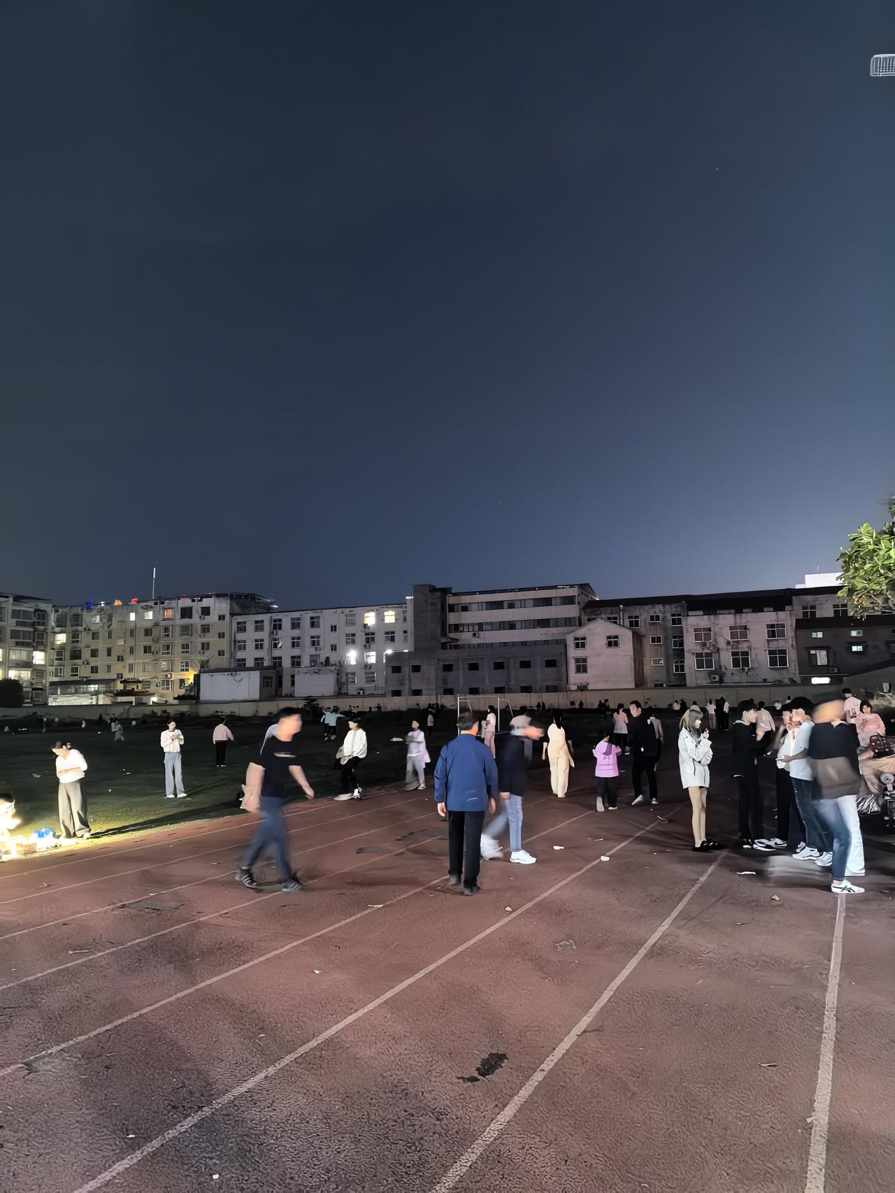 为测试1千米，晚上8点多，我跟儿子来到鄢陵体育场，因为这里有一个公用的400米塑