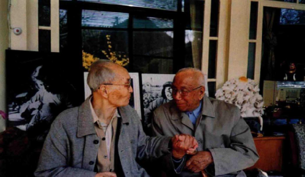 2003年张爱萍将军去世，97岁的开国少将庄田为其遗像敬礼，感人一幕让在场众人潸