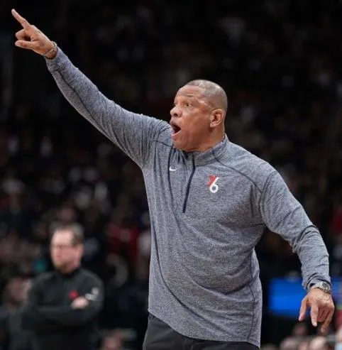 里弗斯成为雄鹿主帅，最开心的应该是以下5位：1，恩比德：我最开心，老里是季后赛被