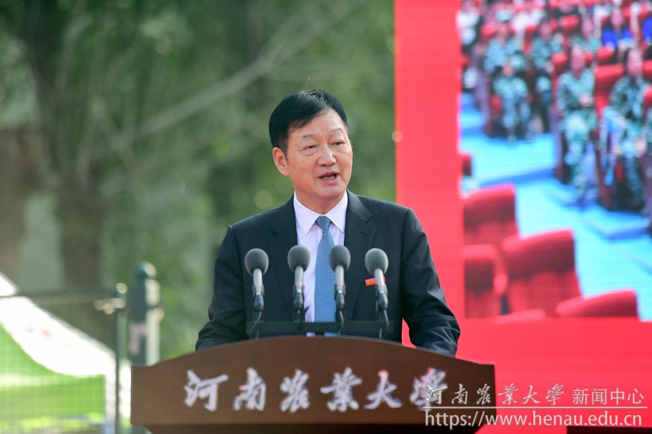 9月13日，河南农业大学举行2025级新生开学典礼。牧原集团创始人、董事长秦英林