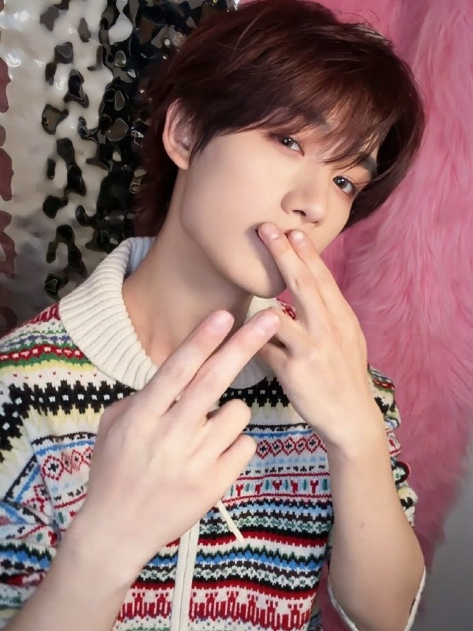 丁程鑫男神是一种感觉 一个眼神就能瞬间抓人眼球，这种浑然天成的魅力真的太绝了～你