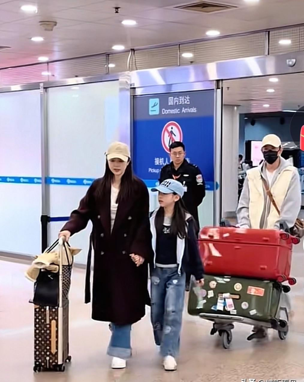 前夫被娱乐圈除名，女儿被千万网友捧在手心。
你有没有发现，离婚后的董璇，活成了2