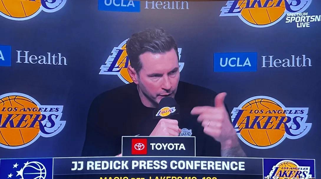 雷迪克赛后一句话，等于当面抽了东契奇一记耳光：“我们故意放他投的，多好的机会啊，