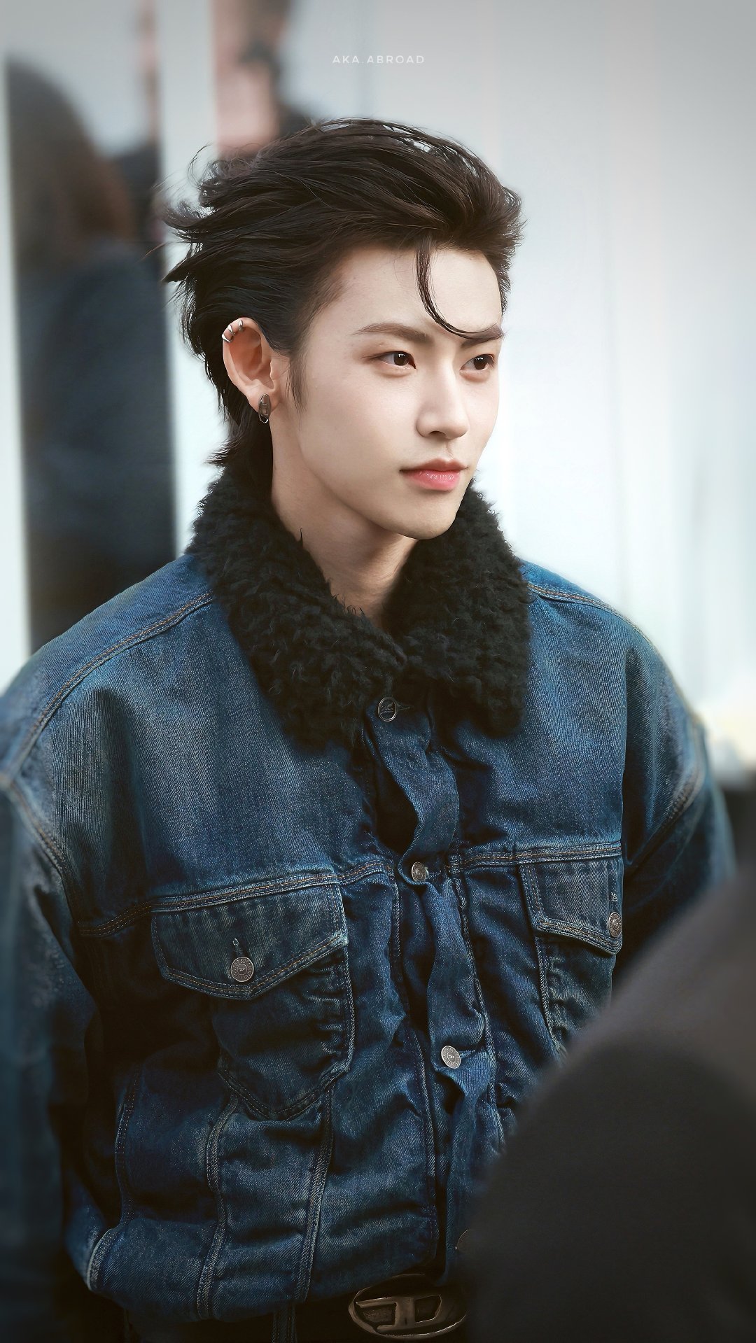 小鬼时尚圈最严肃的Daddy小鬼王琳凯米兰看秀路透来袭！利落背头搭配黑墨镜，气场