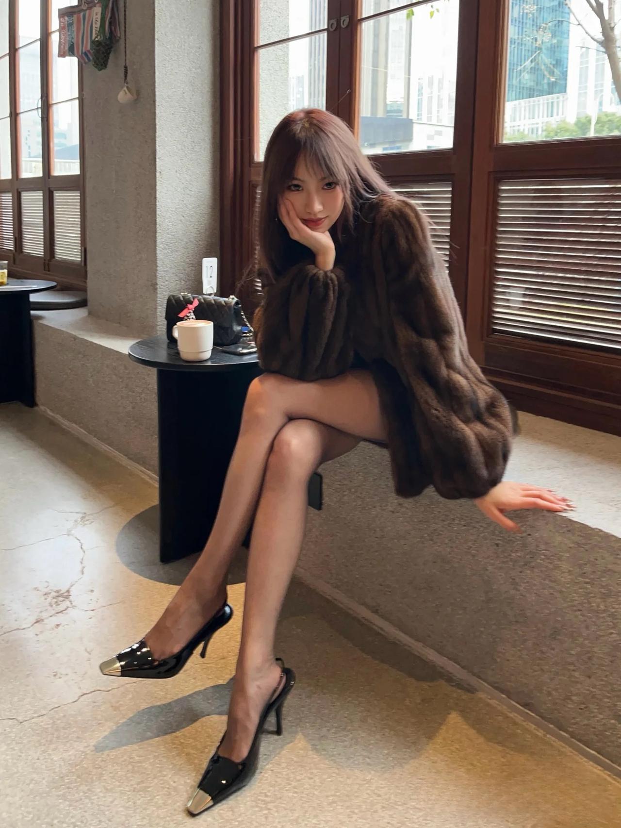 毛绒外套+高跟鞋，温暖又时尚！