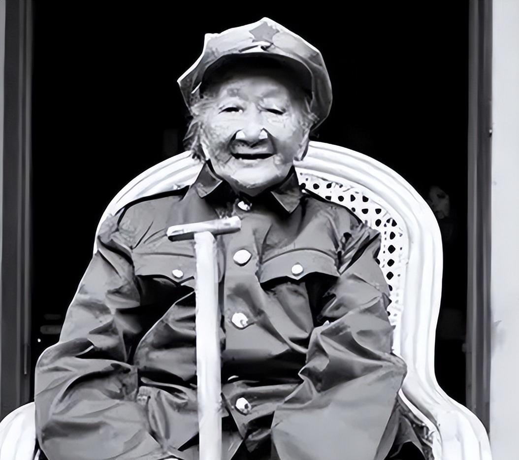 朱德在泰和县田野上看到一个挑粪桶的农妇——康克清当场落泪，朱德脸色铁青，那是失散