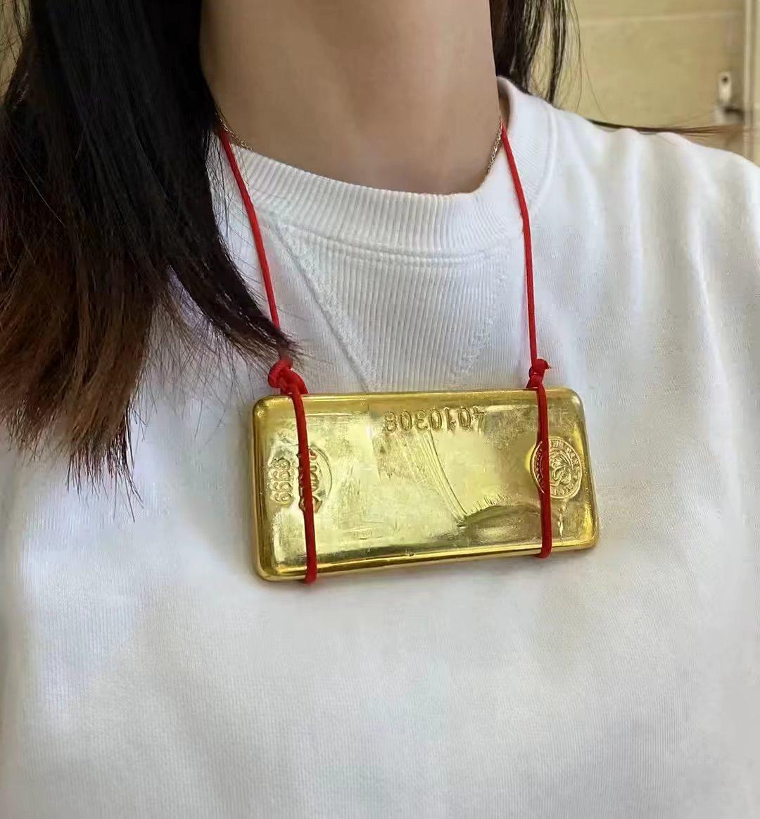 简简单单，却又言简意赅，纯度和克重都清晰可见，这金项链货真价实，尤其是创意我给满