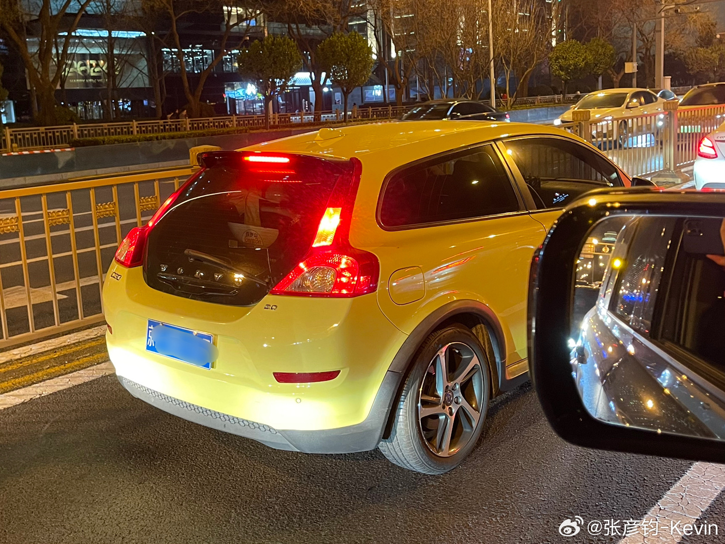 当年一直觉得这车好高级，也是设计非常棒的两厢车，今天看依旧不觉得老。[心]#凯文