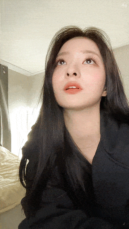 李娜炅[超话] 🐣 蜜桃笑颜李娜炅  [动图]241029 wvs直播 动图©