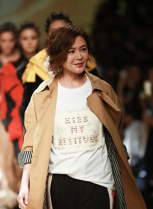 61岁的关之琳，她的穿搭太减龄了，黄色风衣搭配白色T恤，再配上她微卷的短发型，时