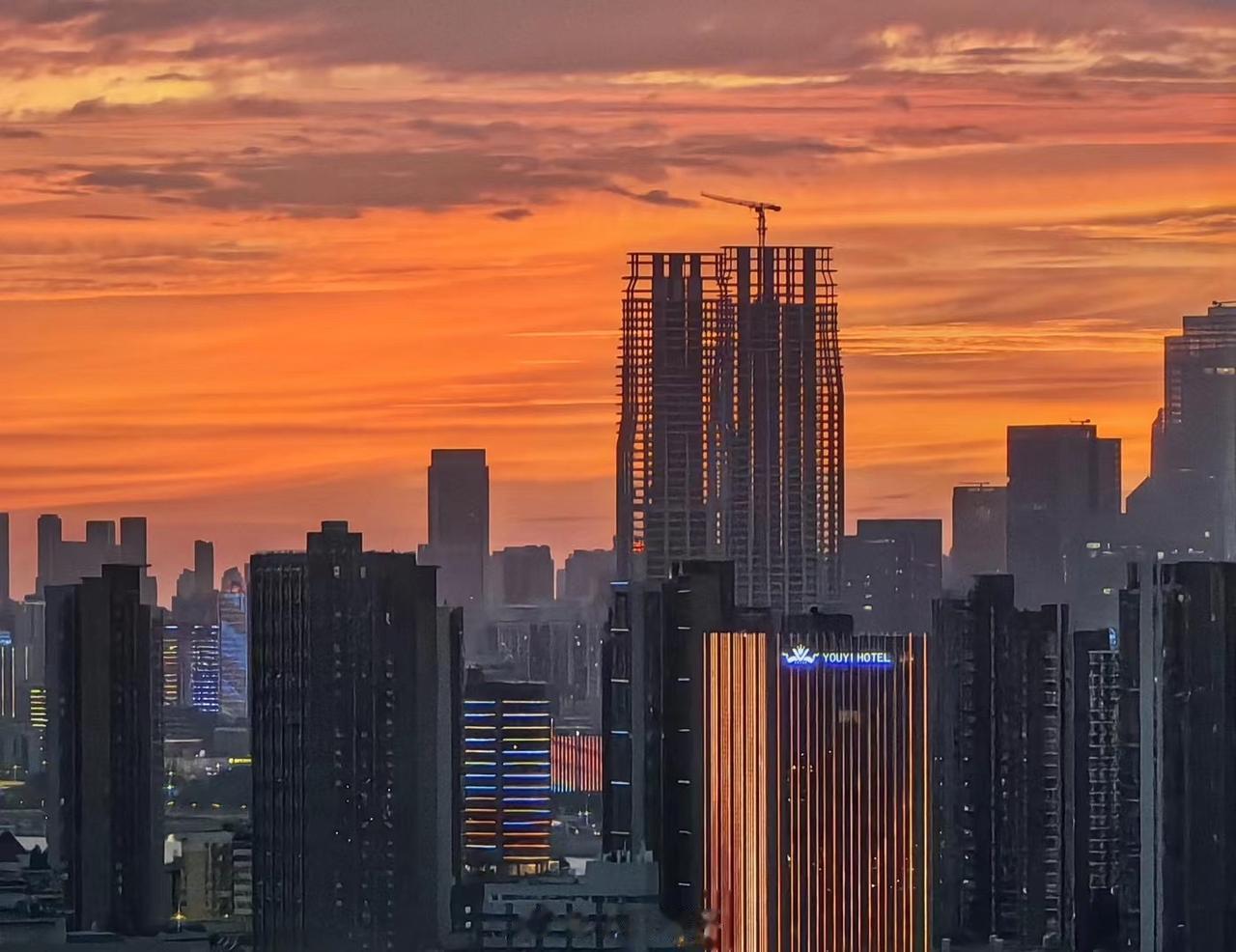 
图1是朋友圈发送后保存的图
图2是原图
原图经过压缩后确实会有一丢丢“褪色”，