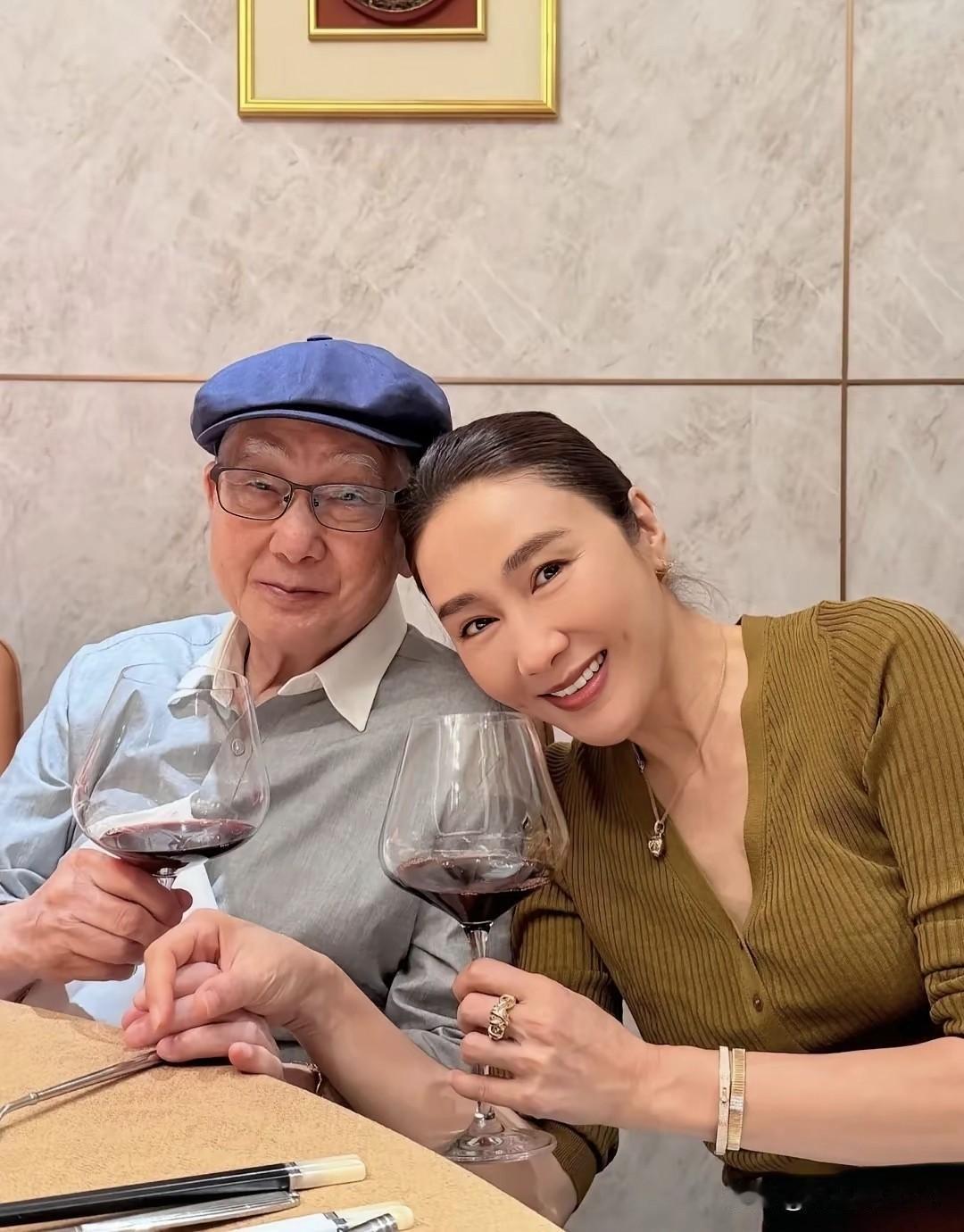 54岁黎姿晒和90多岁的父亲同框照片，场面看起来相当的温馨。
黎父也很疼这个女儿