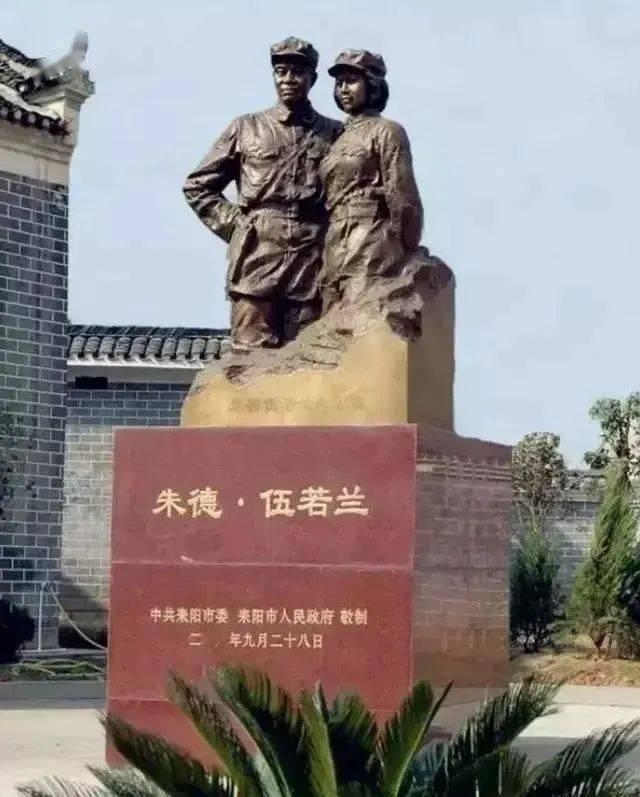 1929年，朱德和妻子正在吃饭，突然，十几个敌军踹门而入：“谁是朱德！”生死关头
