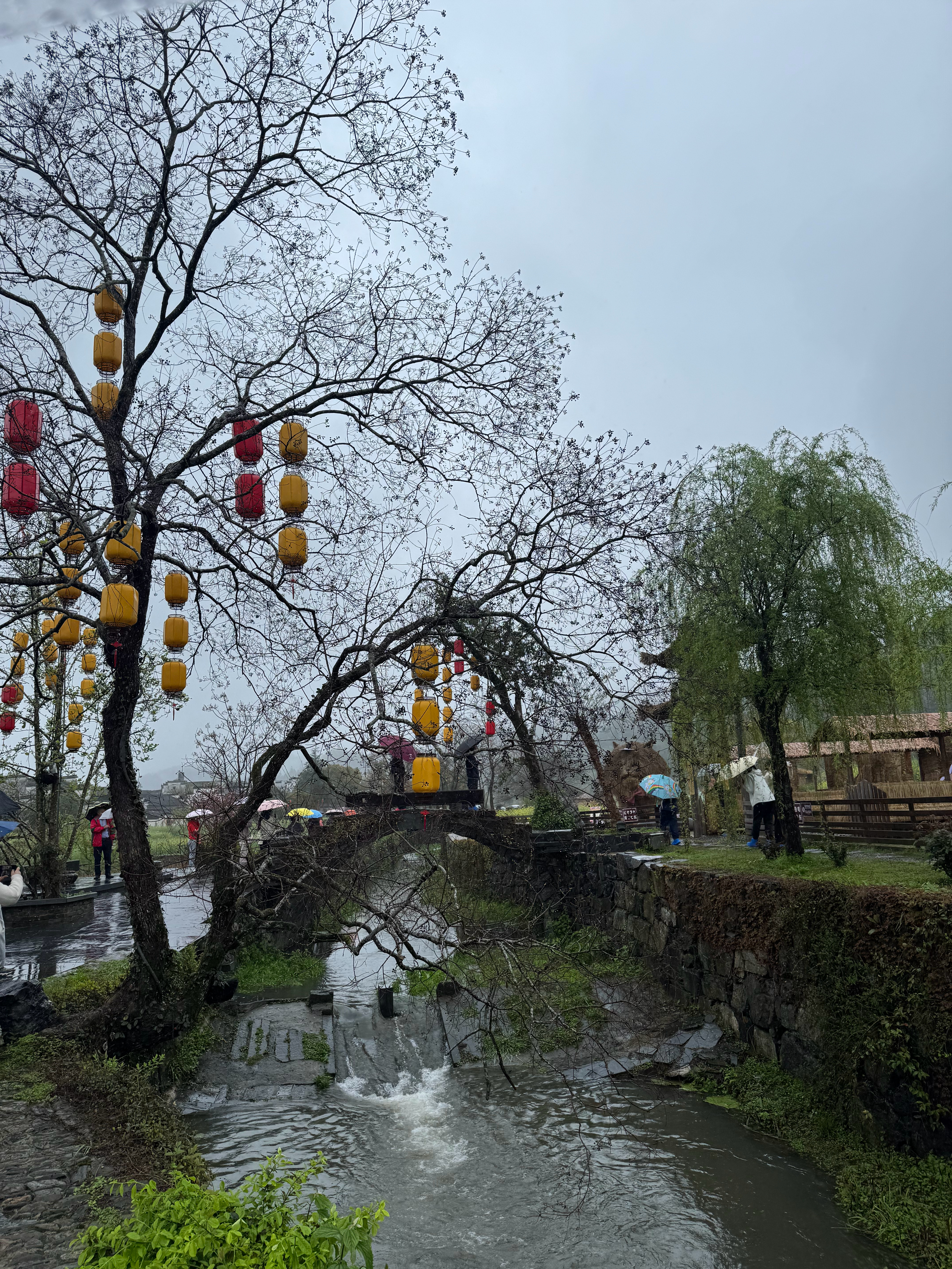 雨后徽州，云雾缭绕，溪水潺潺。 