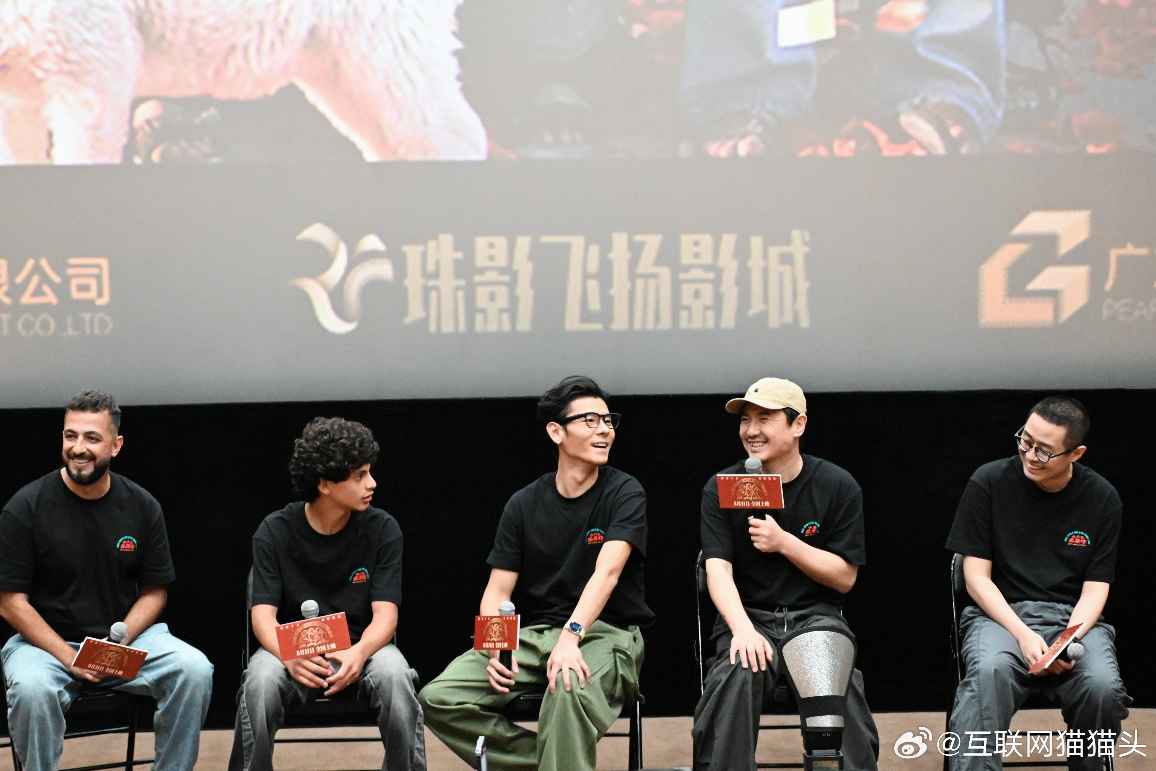 真怕蒋奇明在沈腾身边笑岔气了 龙餐馆路演现场沈腾蒋奇明两人的互动太有看头了。一个