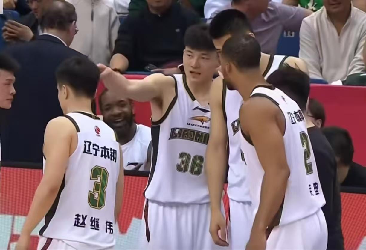 辽宁男篮惜败青岛，有五个人严重拖了球队后腿，第一个就是乌戈洛佩斯主帅：
辽宁男篮