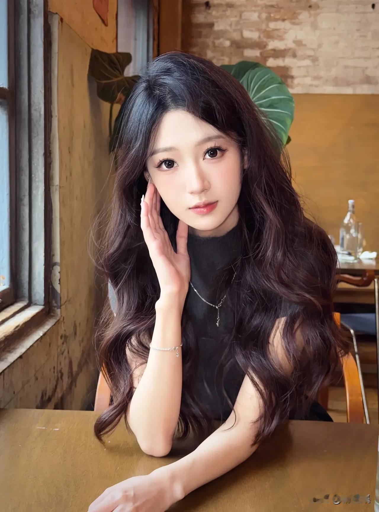 红袖添香夜，美人倚窗思。