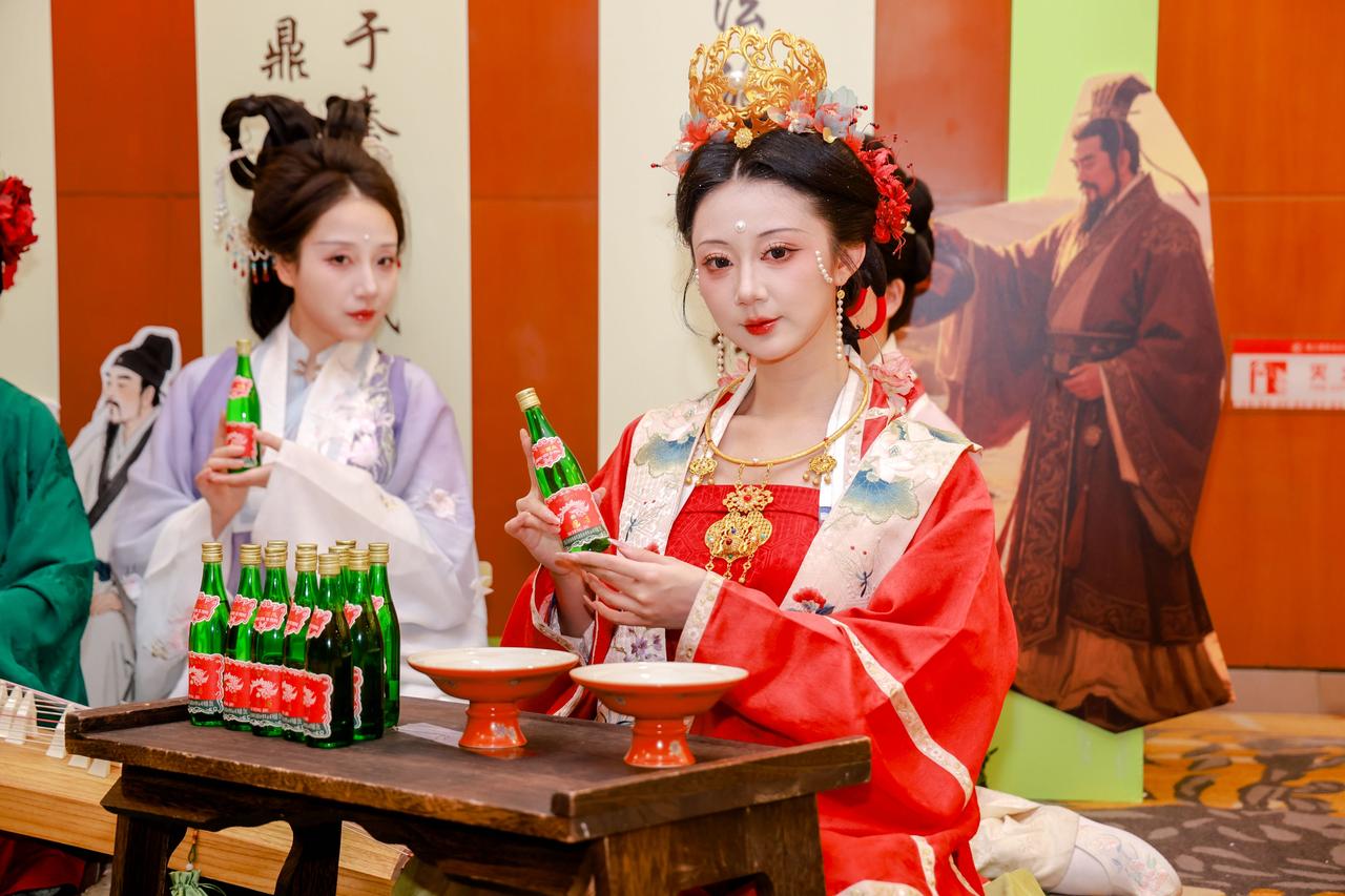 根植千年陕菜文脉，邂逅经典凤香佳酿🍜🥃
6 月 5 日，「千年陕菜・碳水之都