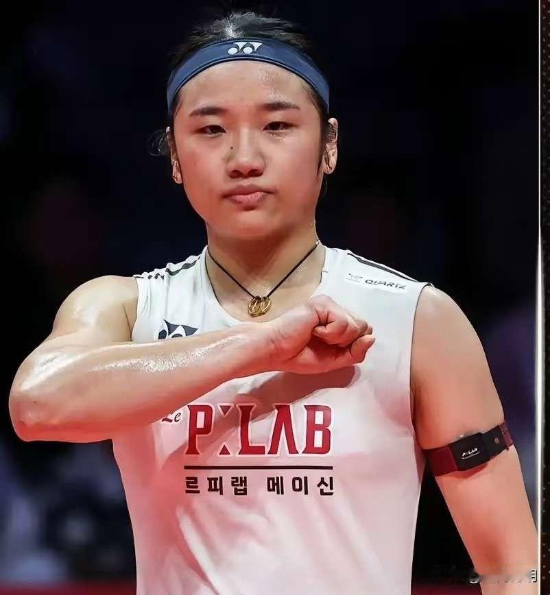 差距不是一般的大。
这话说轻了。
我盯着王祉怡那场球，不是看技术，是看脸。看她的