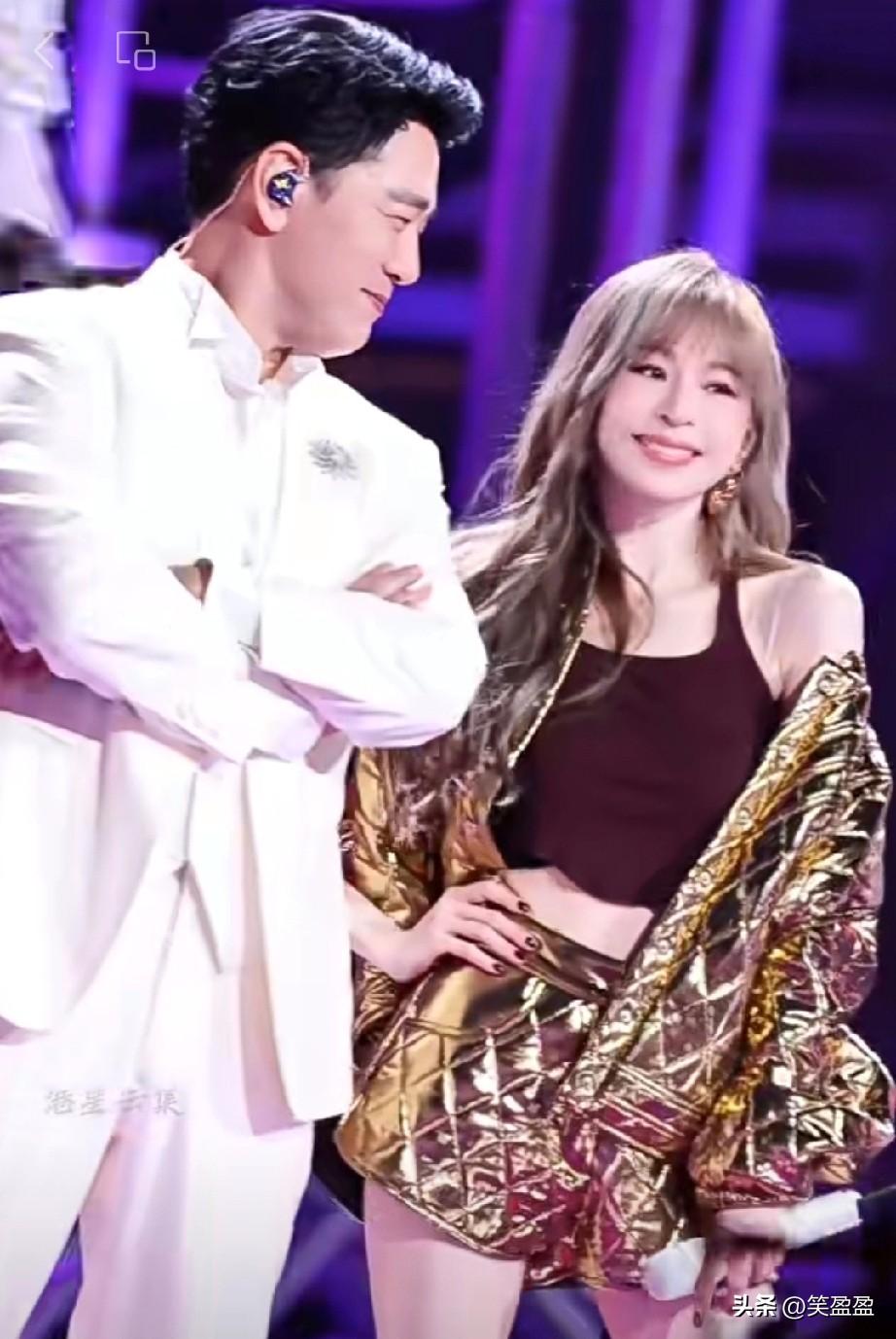 王耀庆与妻子郭晏青从小学到高中皆是同窗，成年后重逢相恋。

两人于2001年结婚