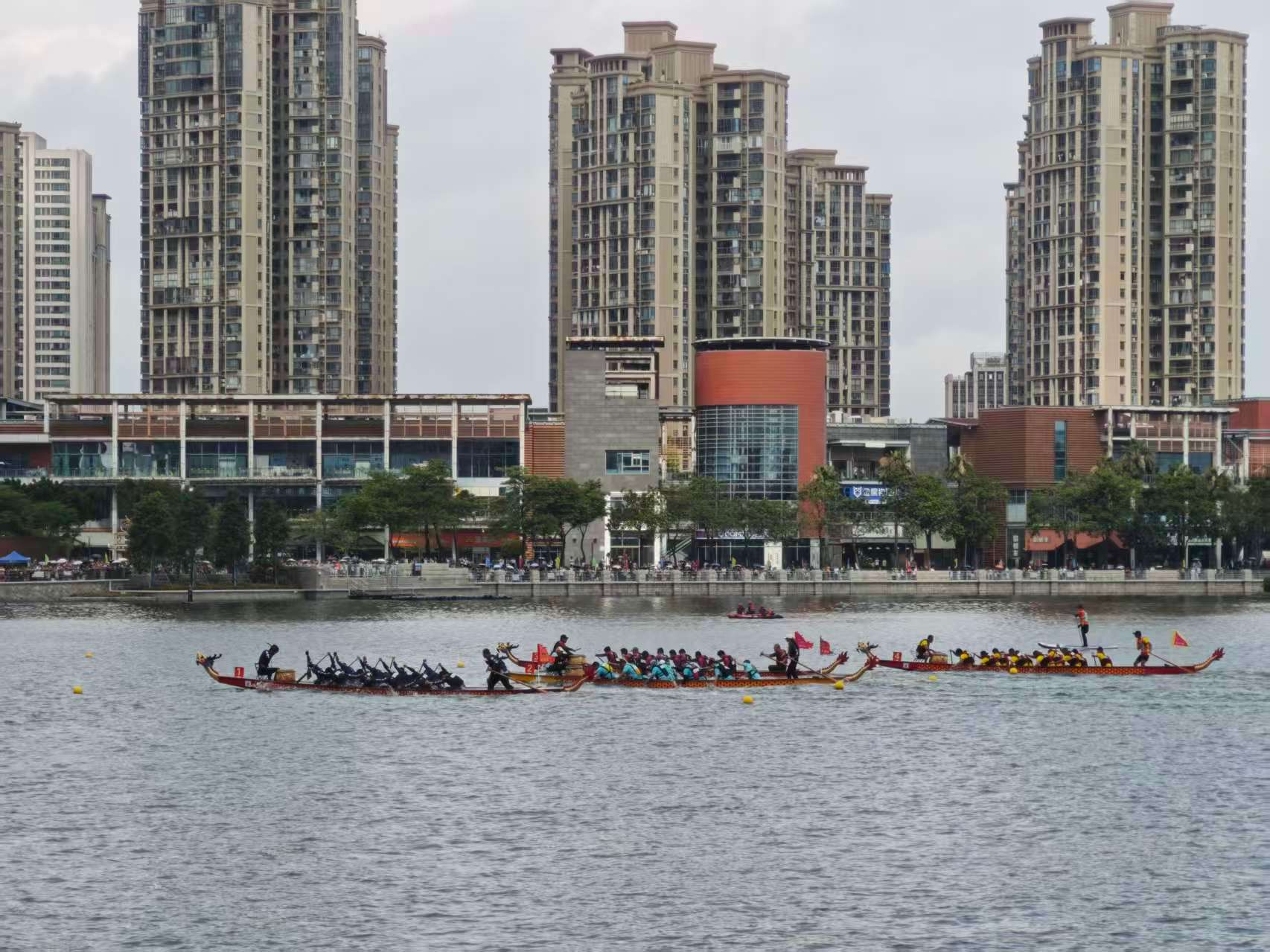 海沧湖第一次举办划龙舟比赛，这氛围相当可以，人也超多的这么漂亮的环境，真应该每年