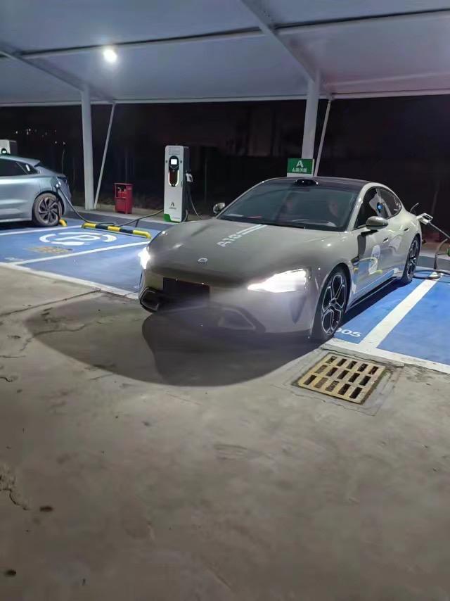 高速公路收费站偶遇正在充电的小米SU7 MAX，轿跑化的风格的确吸人眼球，如果售