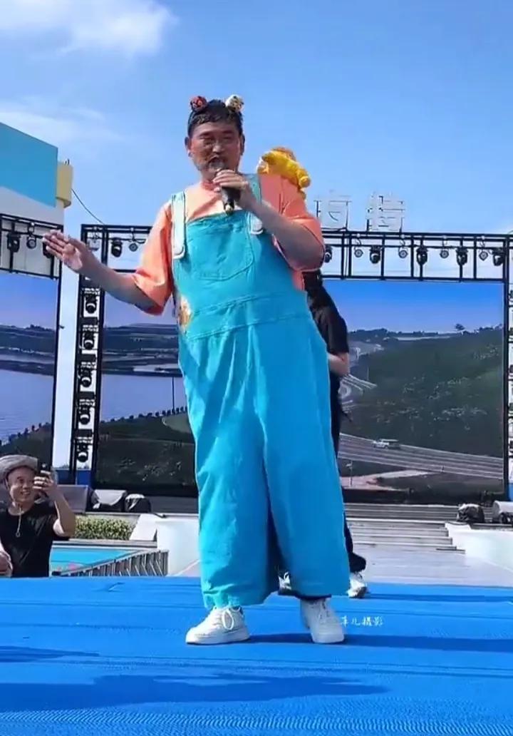 真正强大的人，允许自己活得松弛自在
 看完大衣哥济宁方特现场画面，内心颇有感触。