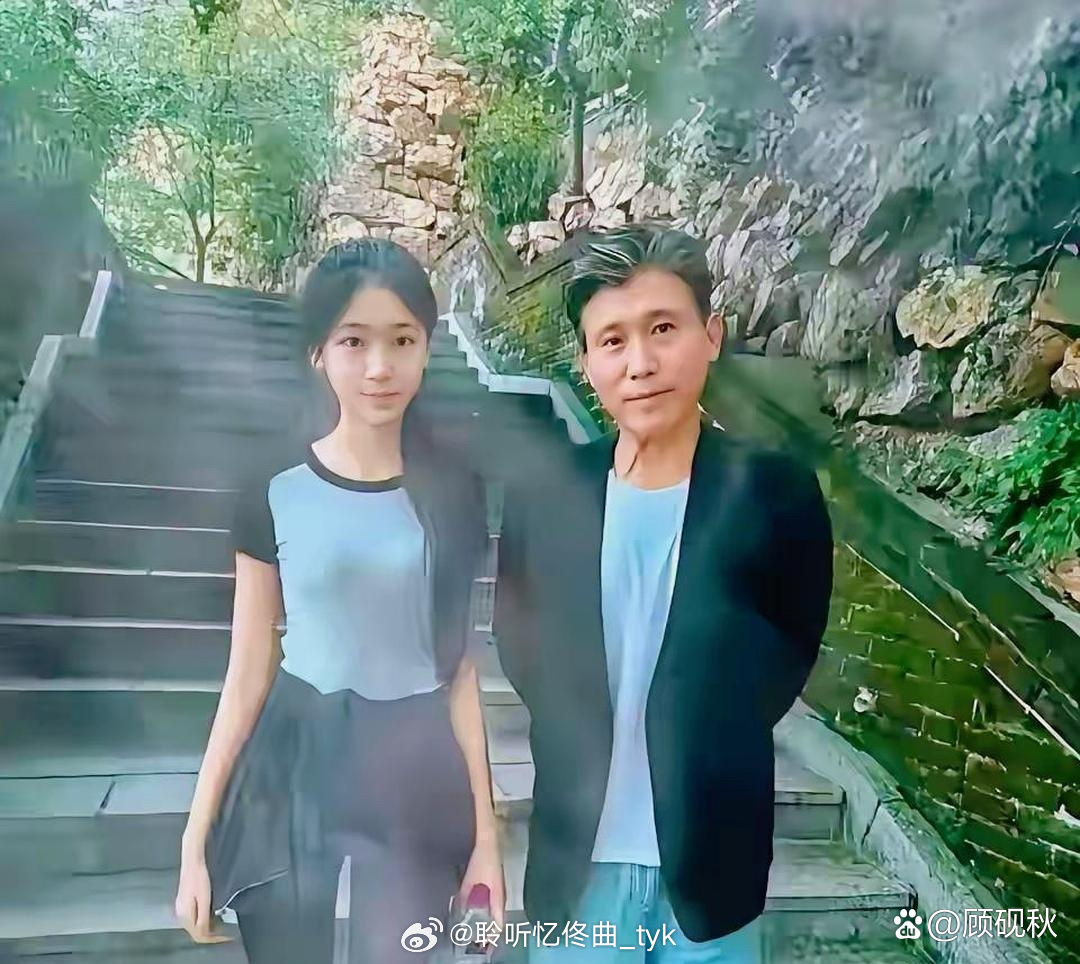 李乃文晒了张和女儿的合影，讲‏真，闺女长得是真好看‏。 