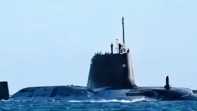 就这么悄悄就位了，英国没搞大张旗鼓的军演，没发高调的声明，就直接把自家顶尖核潜艇