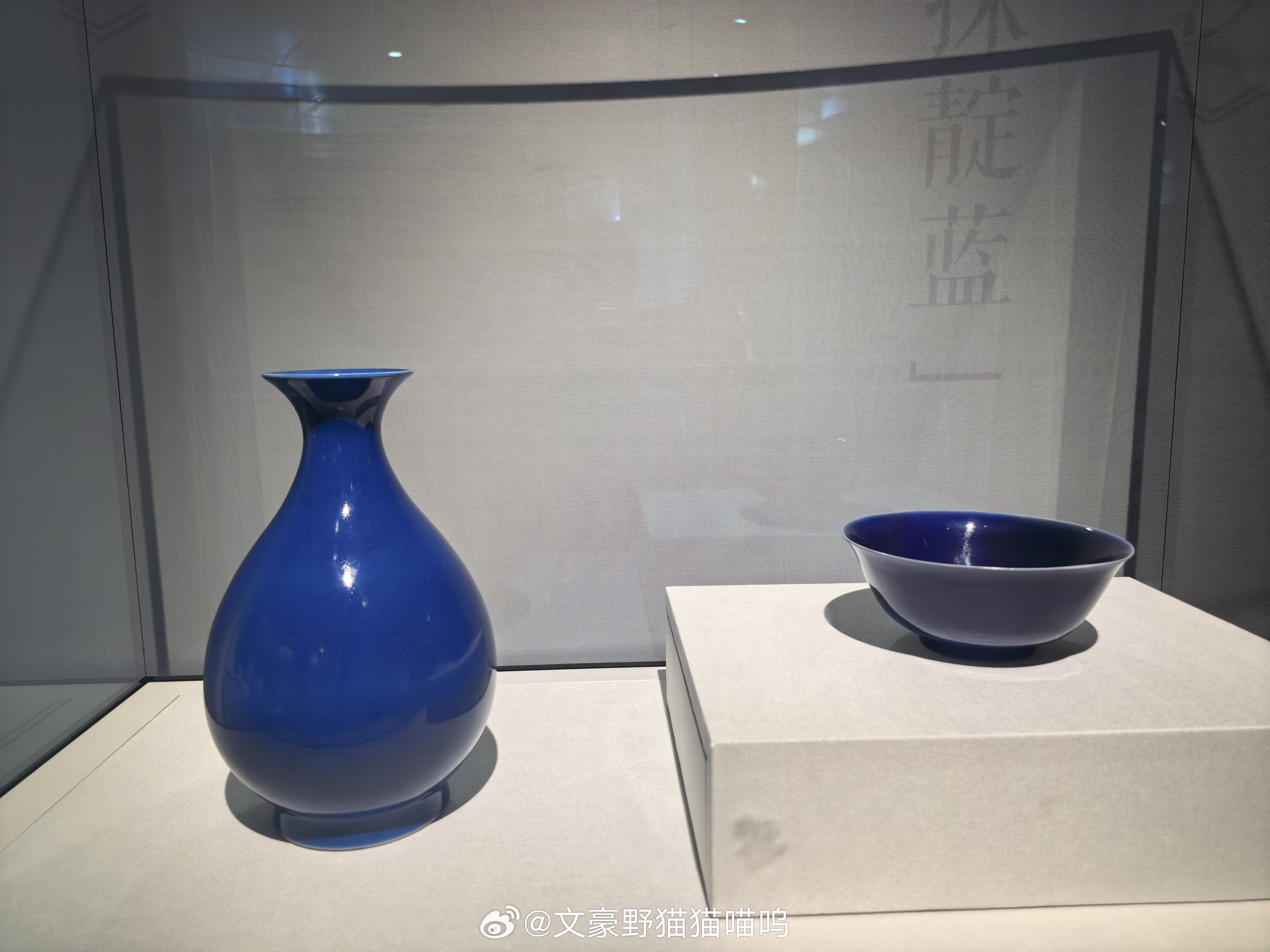 引起舒适的釉瓷器颜色展，摒除繁缛，以单色见万象，青、蓝、白、黄、红，五色备举，各
