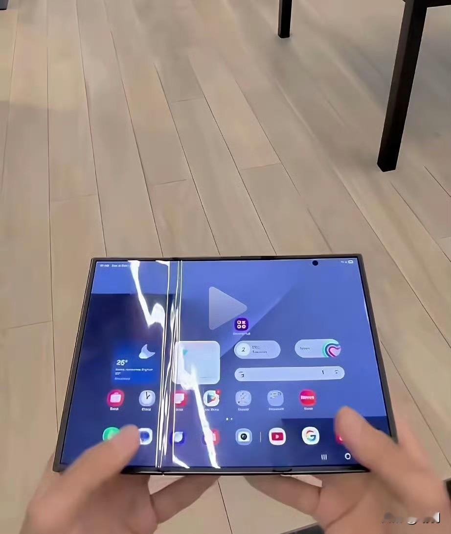 三星三折叠这水平
还想跟华为对比
差距太过明显
开合方式且不提
屏幕折痕超华为