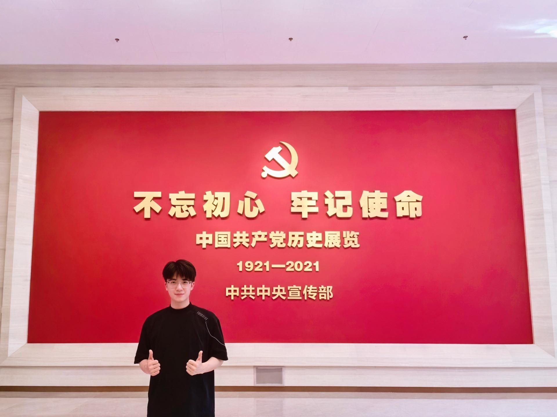 循着温暖 寻找耀眼的光 一起加油吧