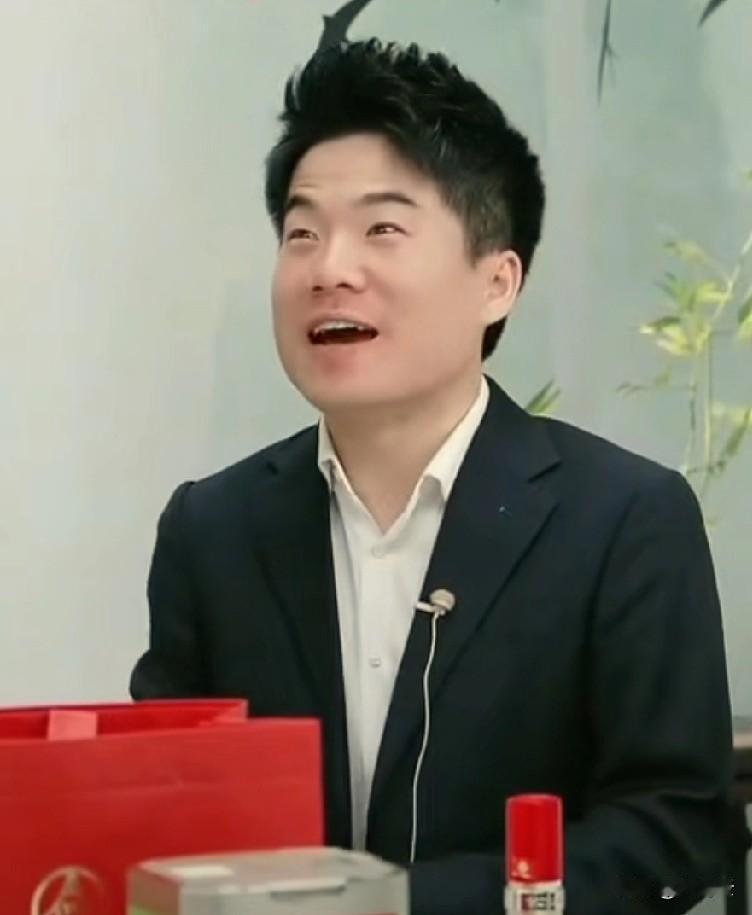 董宇辉就是团宠，朋友们阳历生日给他过一次，阴历生日又给他过一次。连厨房阿姨，也特