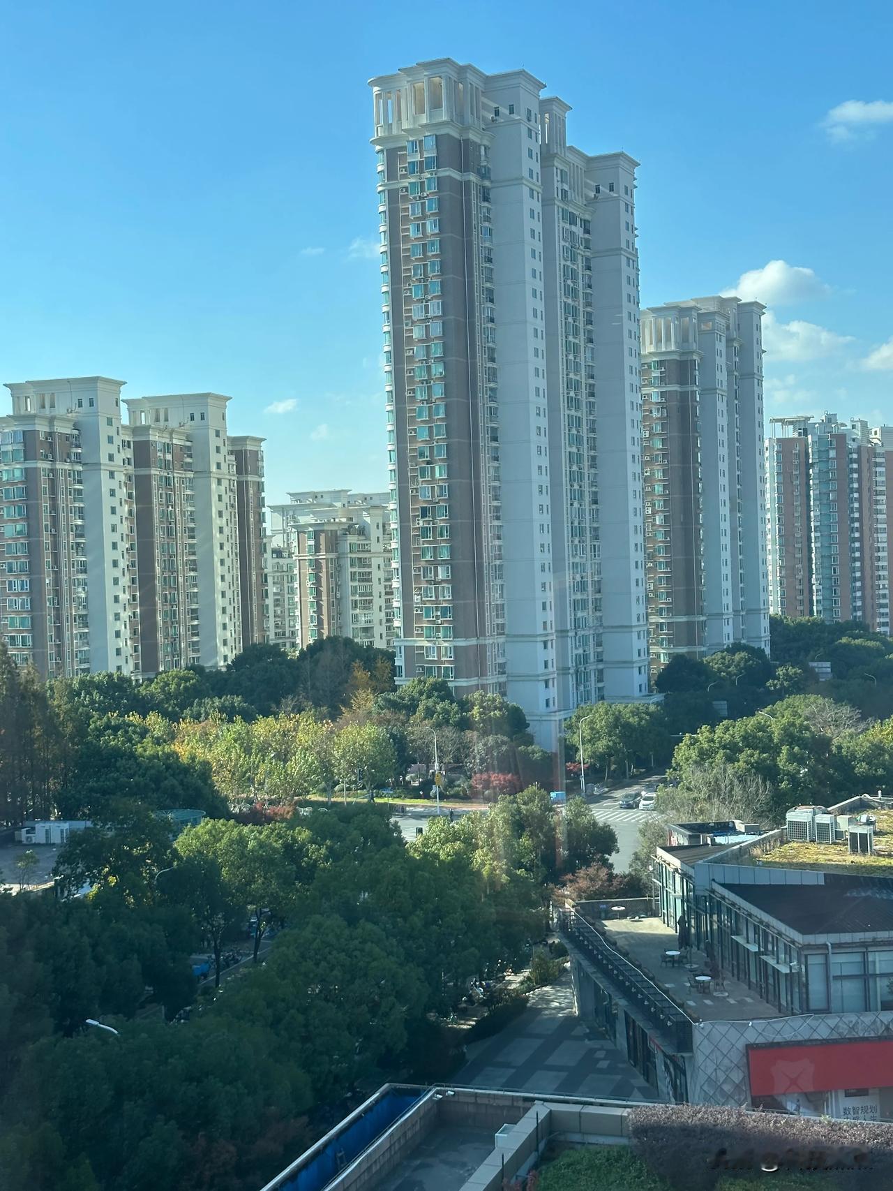 去过北京、深圳、广州等等大城市，就现在还是觉得还得是上海，各类建筑都特别上档次，