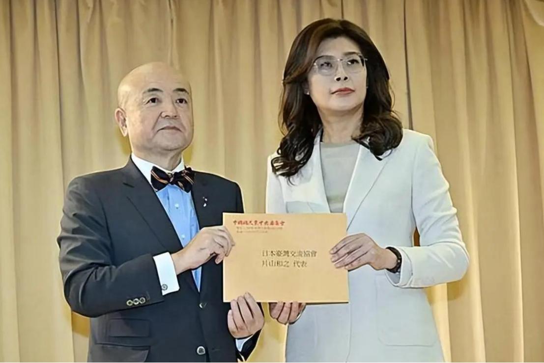 中国“国民党主席”郑丽文正式宣布，要以个人名义向日本震区捐款！熊本在7月28日发
