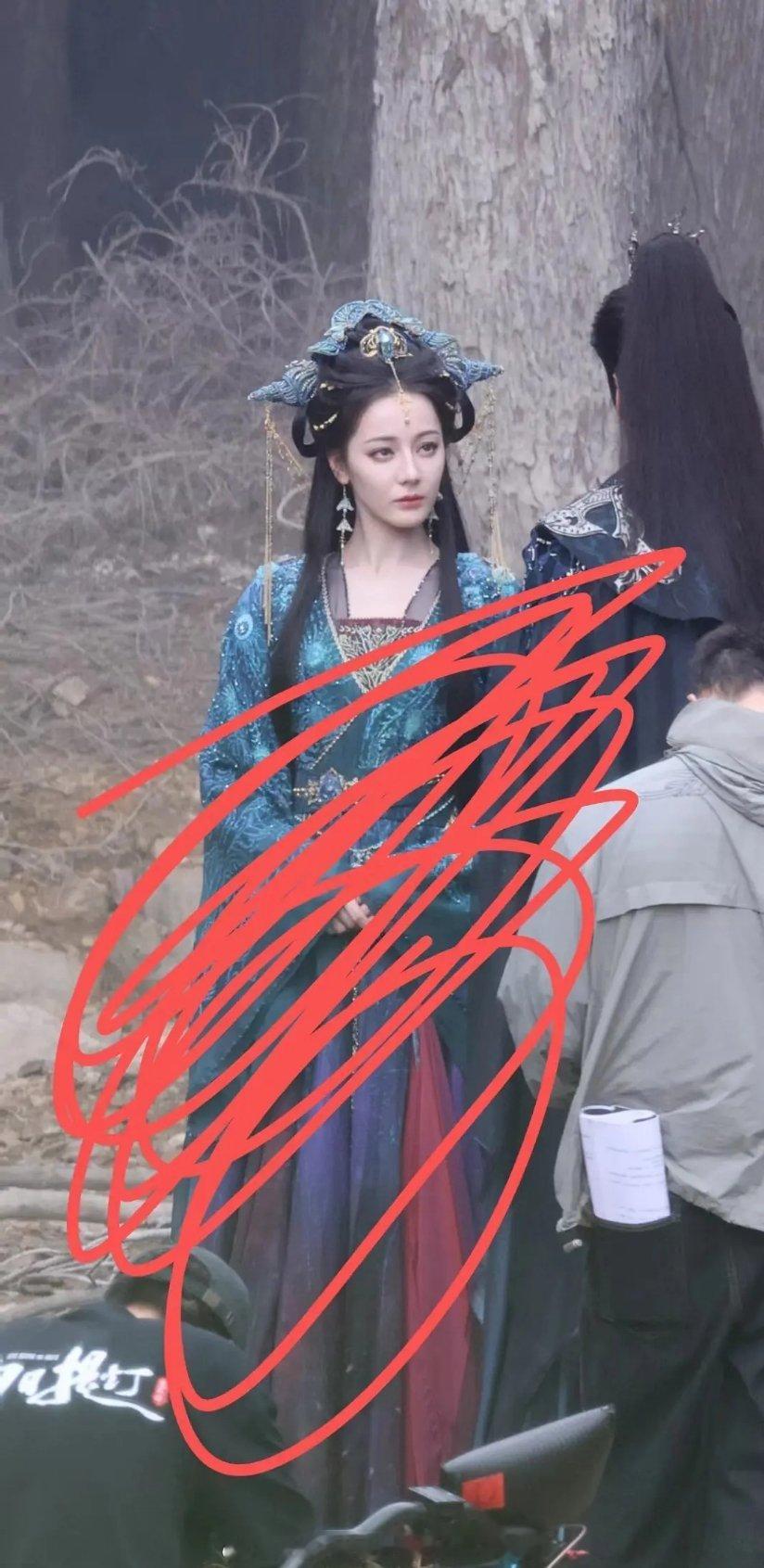 迪丽热巴新路透来了这次头发盘起来了，不过这个头饰又多余又沉重，如果去掉牛角包的话