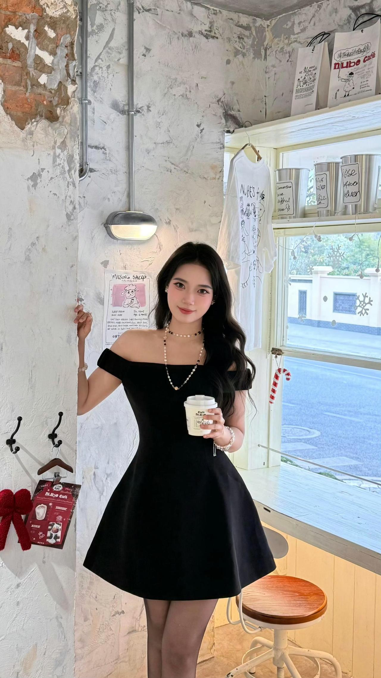 这套是优雅轻熟小黑裙，核心是黑色露肩收腰短裙：露肩设计自带轻熟优雅感，收腰+伞裙