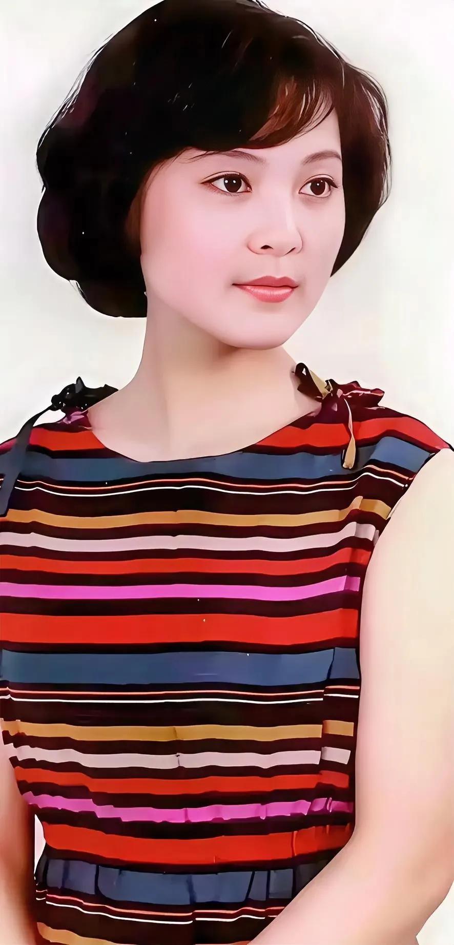 当年，如果让她来演《庐山恋》中的周筠，会不会也收到轰动的效应。模样气质不输张瑜，