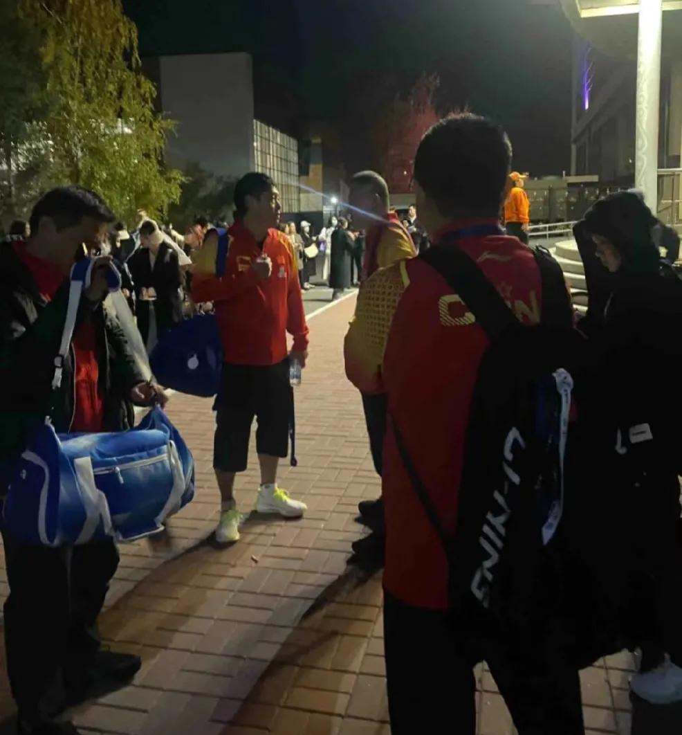 不知道国乒女队主教练在比赛场上起到一个怎样的作用？
反正每次莎莎比赛我看到很多人