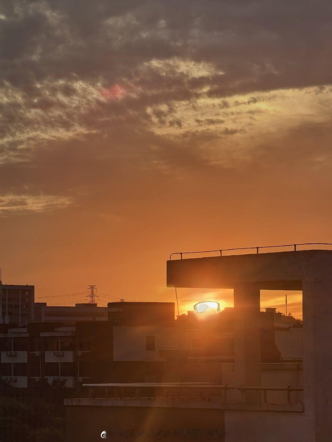 哎 最后一天拍这个视角的夕阳了 今天天也很蓝 夕阳也很好看 
