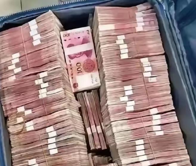 什么叫洗钱？给你讲个最直白的例子。你明天买彩票中了500万，国家规定扣20%个税