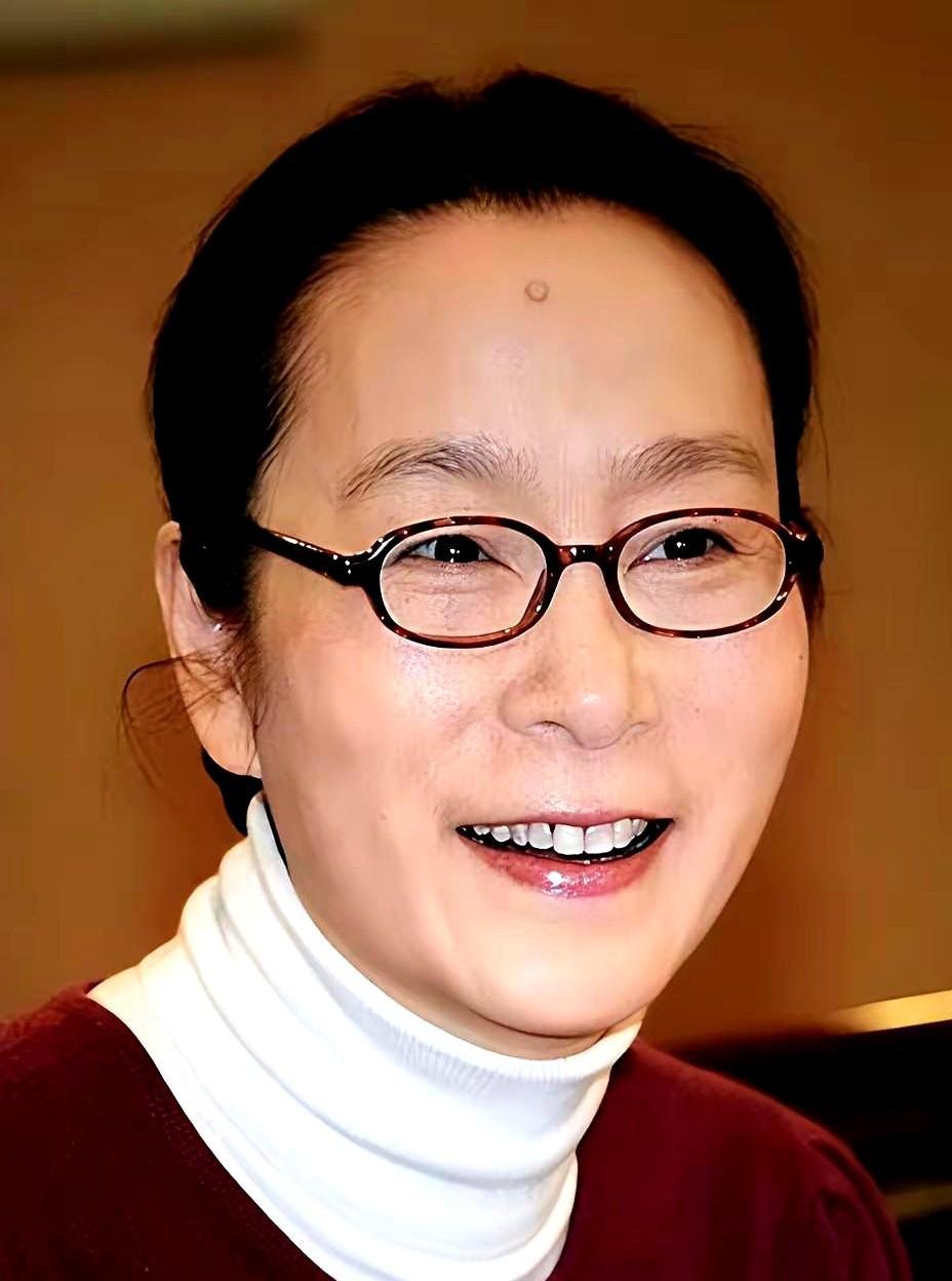 谁能想到，老戏骨奚美娟这种“定海神针”级别的人物，到了晚年竟然还会卷入这种狗血的