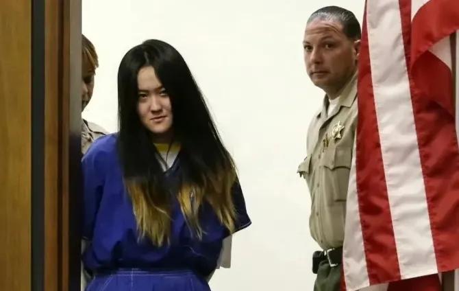 2015年，赴美女留学生翟云瑶，曾拿烟头烫同学，扇耳光，在法庭上她更是目中无人，